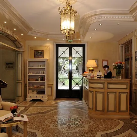 Manoir De La Roseraie - Les Collectionneurs Hotel Grignan
